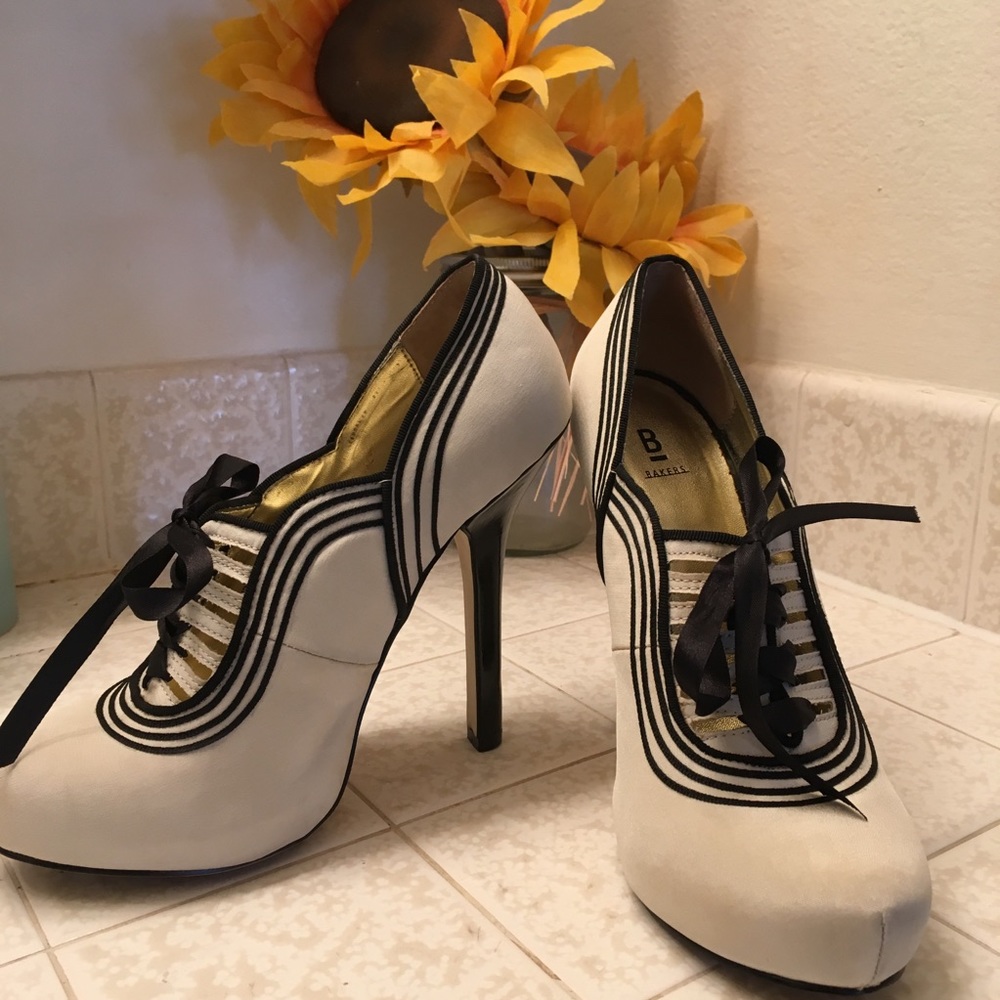 Size 7, white, vintage-looking, lace front heels.
